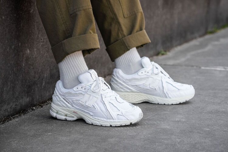New Balance M1906DE