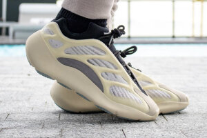 Adidas Yeezy 700 V3