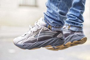 ADIDAS YEEZY BOOST 700 v2